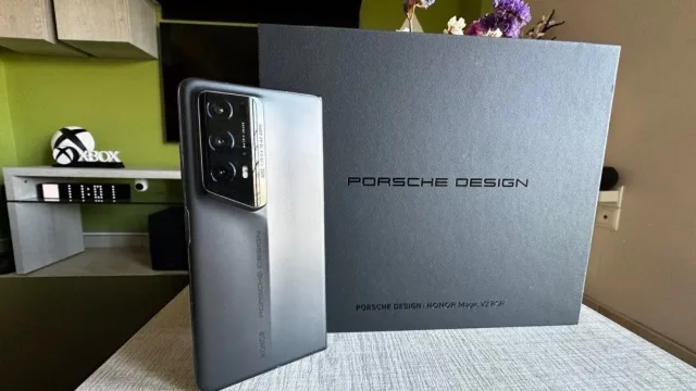 Honor Magic V2 RSR Porsche Design